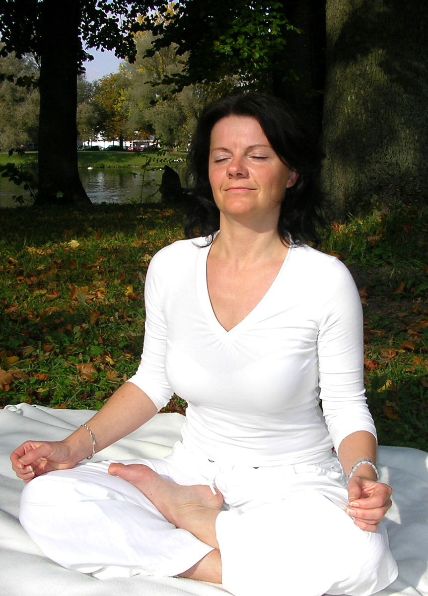 Renate Schmid bei einer Meditation im Freien